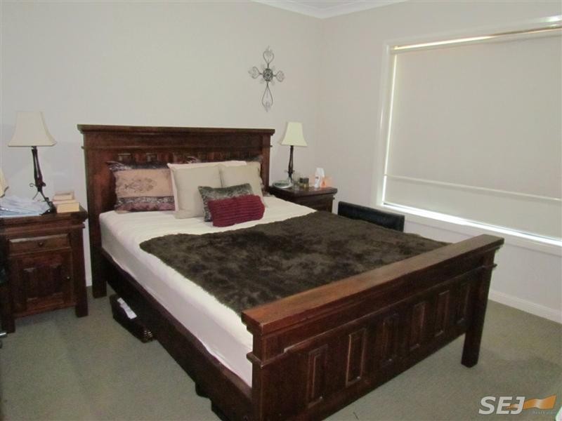 2/5 Lyndhurst Square, Drouin VIC 3818