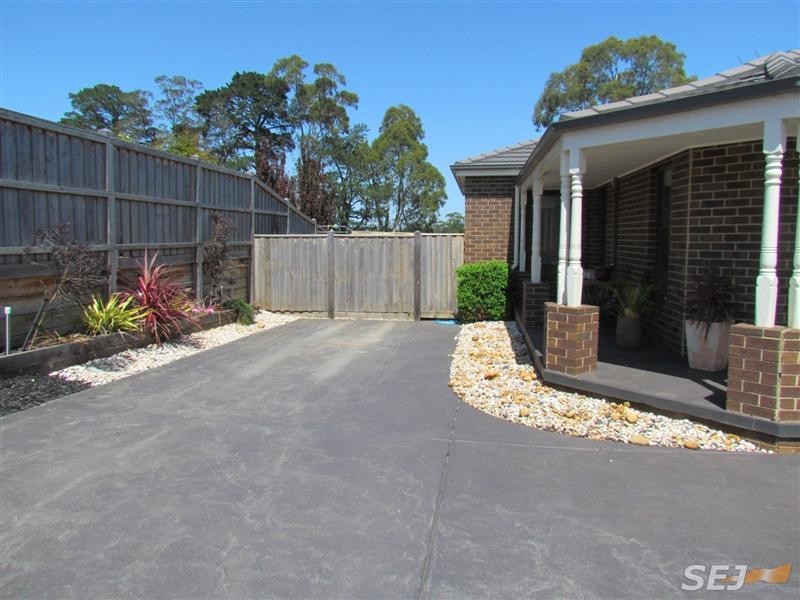2/5 Lyndhurst Square, Drouin VIC 3818