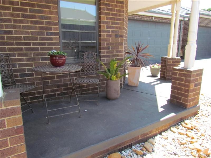2/5 Lyndhurst Square, Drouin VIC 3818