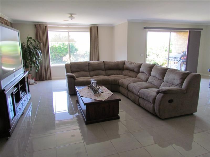 69 Walker Drive, Drouin VIC 3818