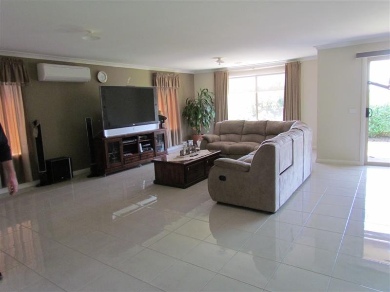 69 Walker Drive, Drouin VIC 3818