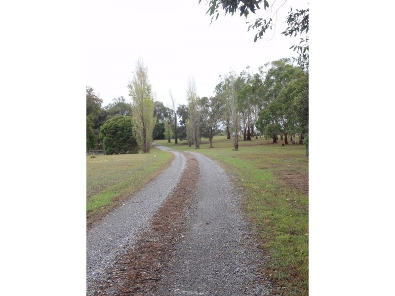 225 Bartons Road, Buffalo VIC 3958