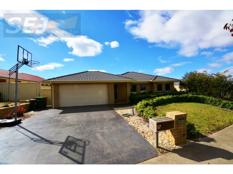 17 Carr Ave, Leongatha VIC 3953