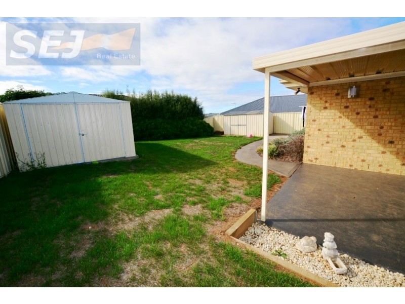 17 Carr Ave, Leongatha VIC 3953