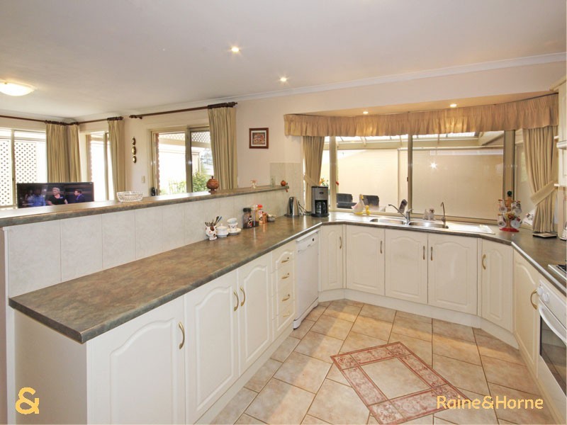 10 Perin Avenue, Woodcroft SA 5162