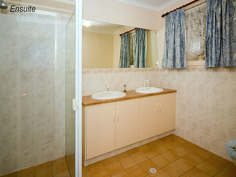 15 Carlisle Court, Hallett Cove SA 5158