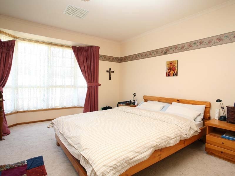 31 Shillabeer Crescent, Woodcroft SA 5162