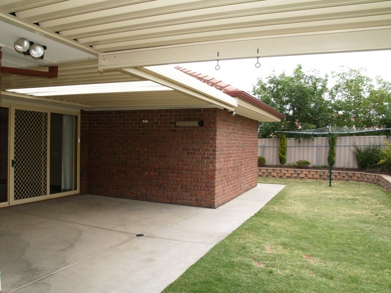 31 Shillabeer Crescent, Woodcroft SA 5162