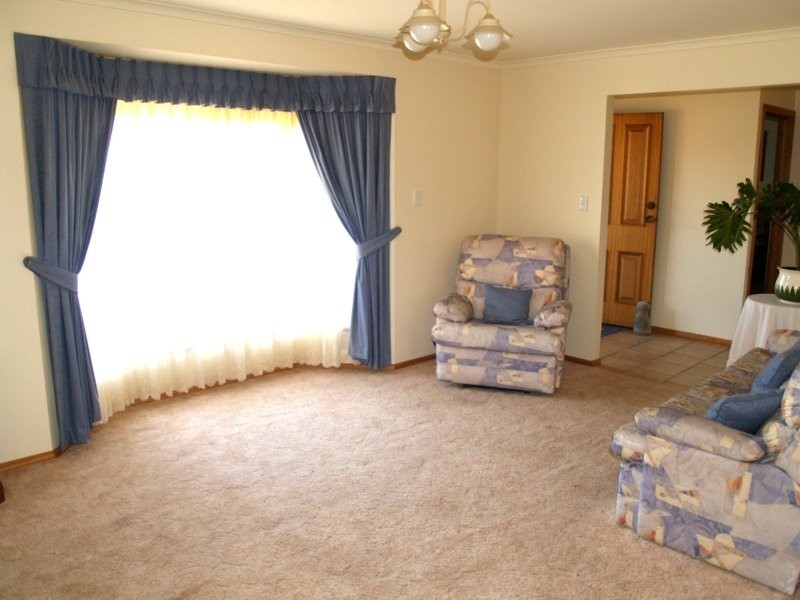 11 Tobin Crescent, Woodcroft SA 5162