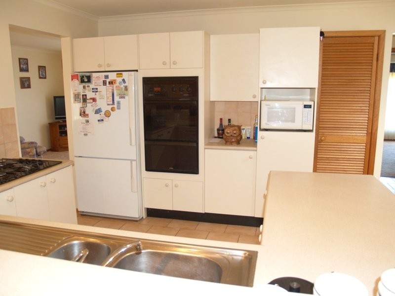 11 Tobin Crescent, Woodcroft SA 5162