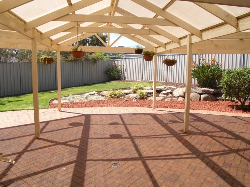 11 Tobin Crescent, Woodcroft SA 5162