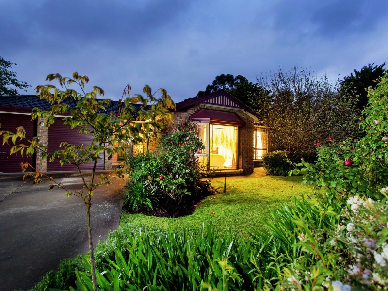 11 Equestrian Drive, Woodcroft SA 5162