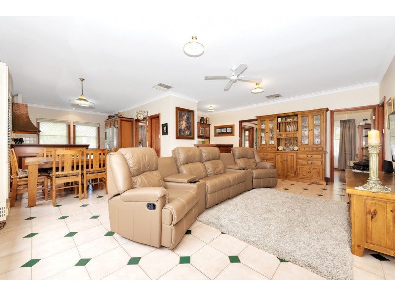 1 Horseshoe Drive, Woodcroft SA 5162