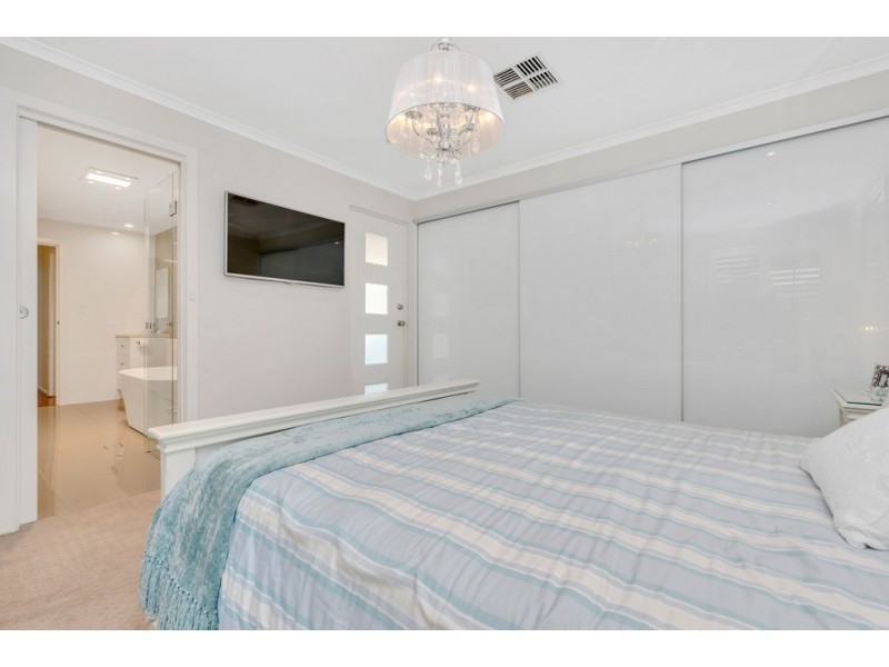 16 Coonawarra Close, Woodcroft SA 5162