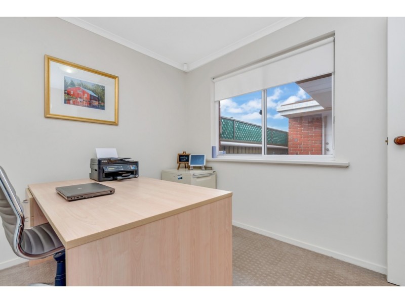 16 Coonawarra Close, Woodcroft SA 5162