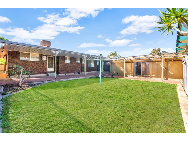 24 Radcliffe Grove, Christie Downs SA 5164