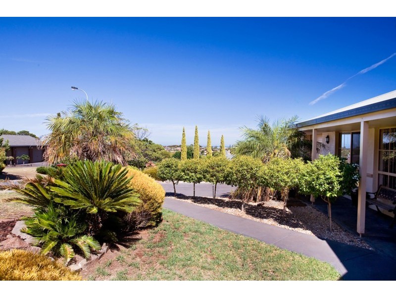 15 Brett Crescent, Hallett Cove SA 5158
