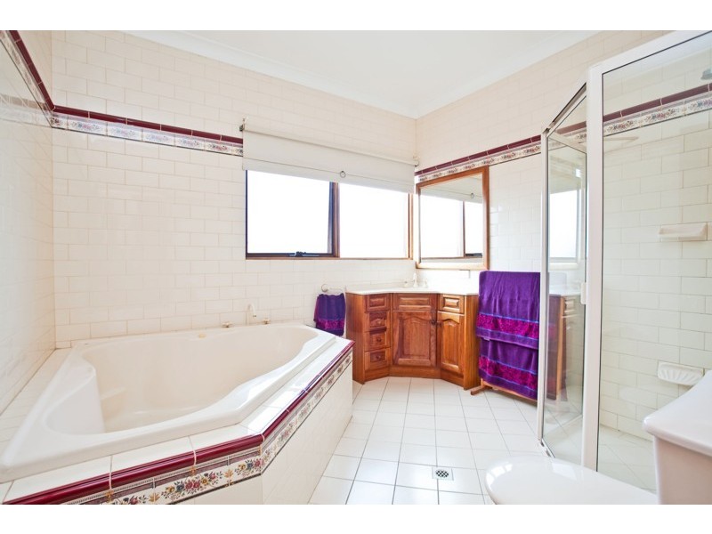 17 Farming Crescent, Hallett Cove SA 5158