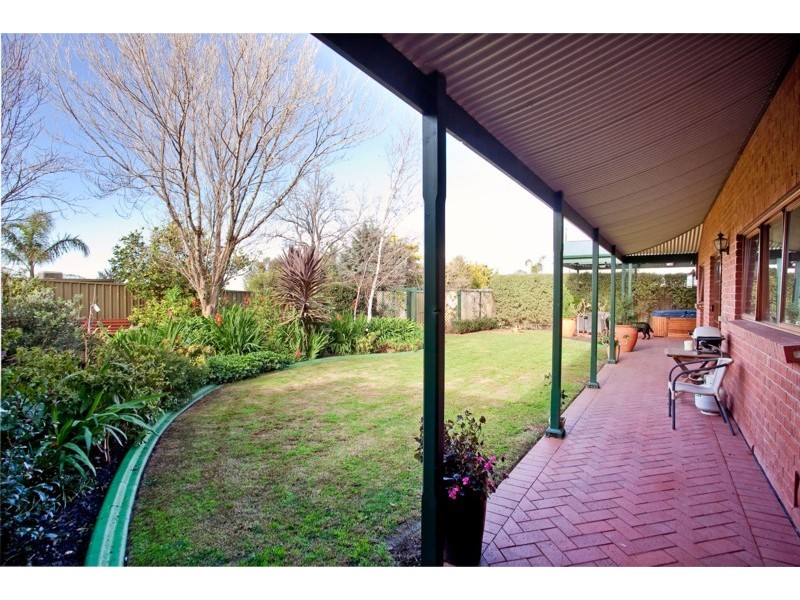 17 Farming Crescent, Hallett Cove SA 5158