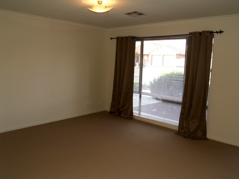 13 Hereford Lane, Woodcroft SA 5162