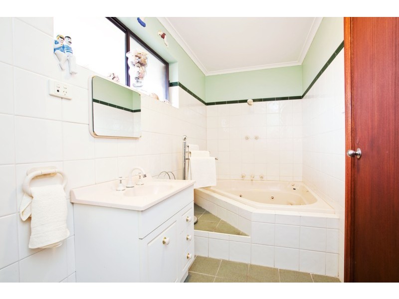 16 Caswell Drive, Hallett Cove SA 5158