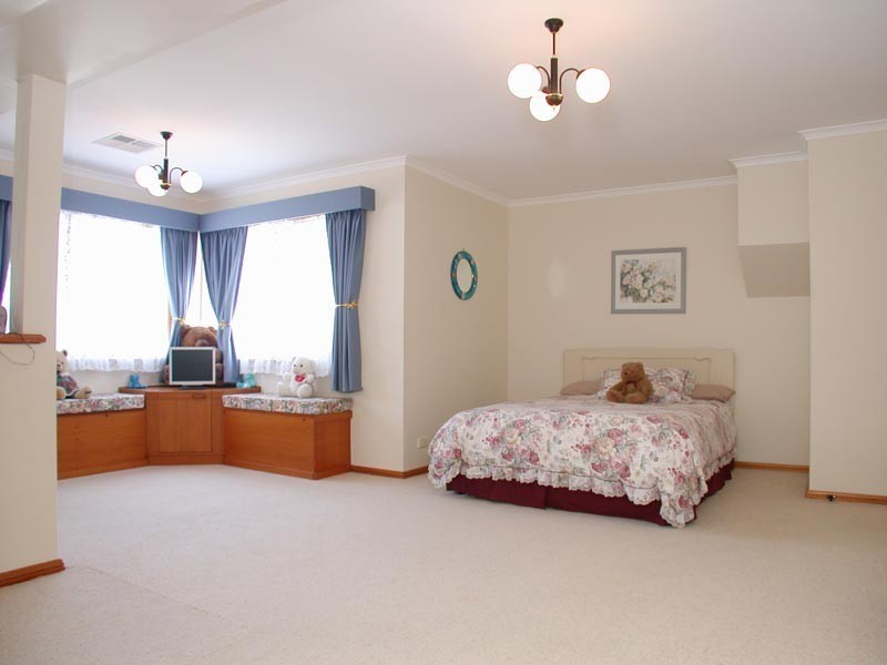 2 Brookland Valley Drive, Woodcroft SA 5162