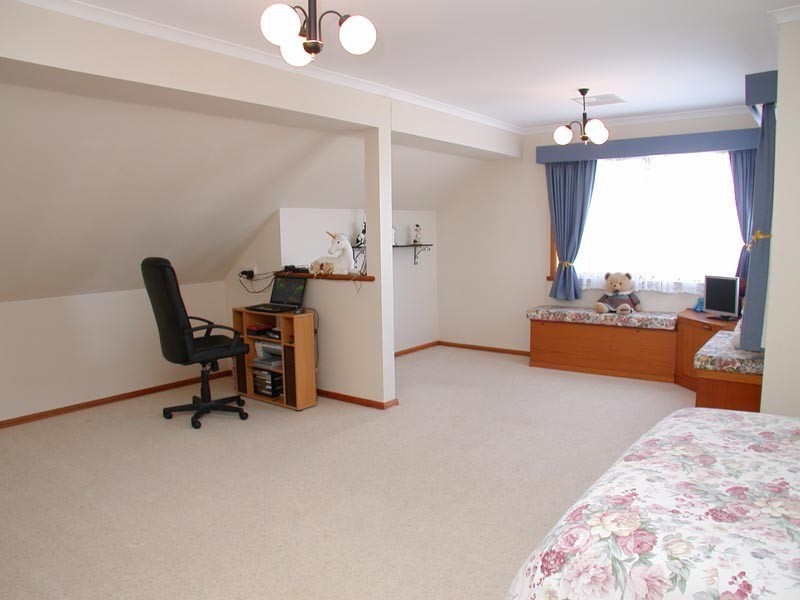 2 Brookland Valley Drive, Woodcroft SA 5162