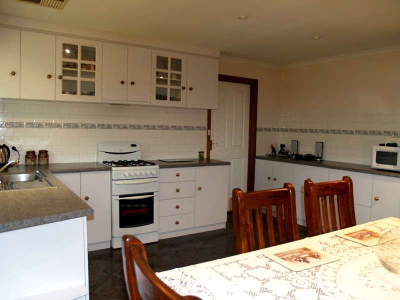 16 Jeanette Crescent, Aberfoyle Park SA 5159
