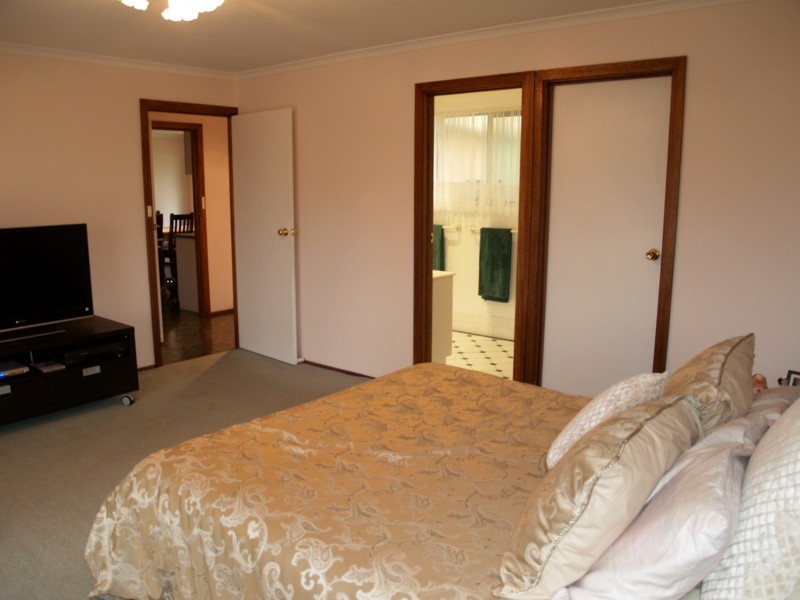 16 Jeanette Crescent, Aberfoyle Park SA 5159