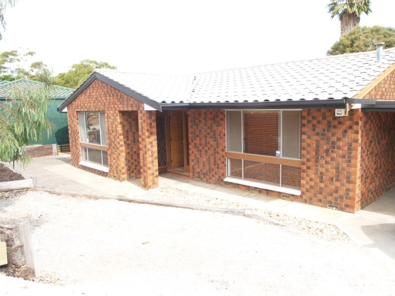 8 Flinders Crescent, Hackham SA 5163