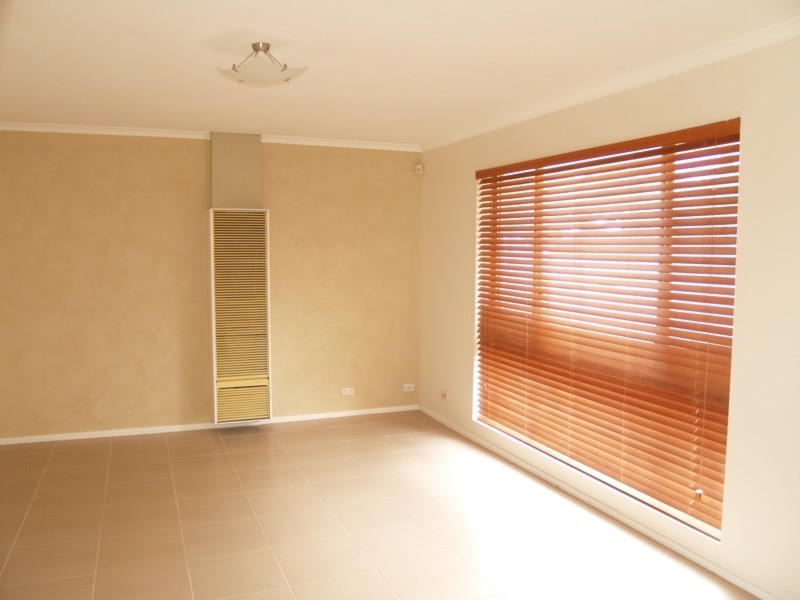 8 Flinders Crescent, Hackham SA 5163