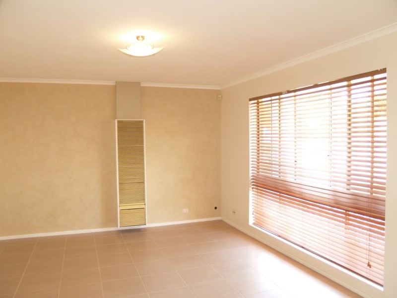 8 Flinders Crescent, Hackham SA 5163