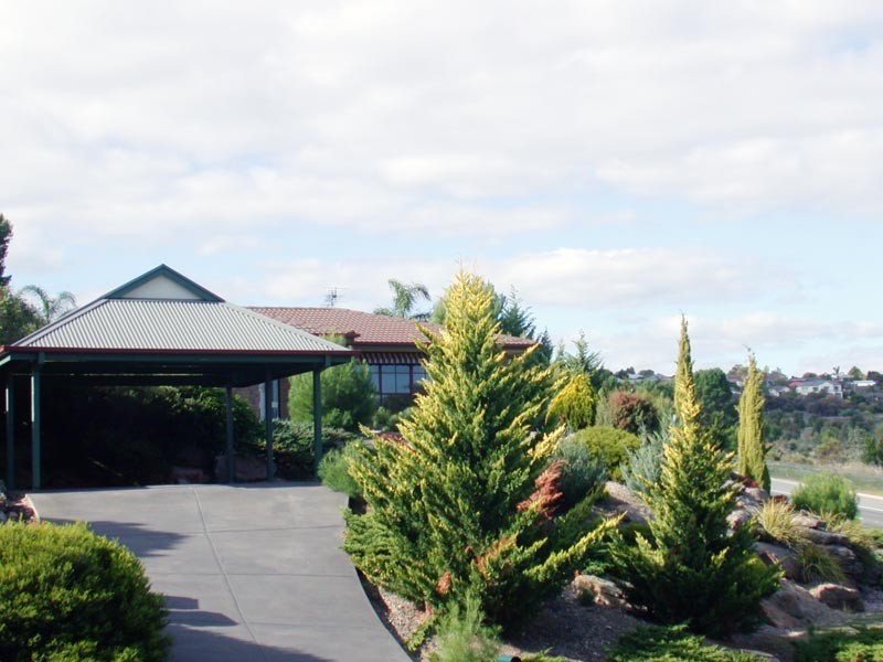 1 Weerab Drive, Hallett Cove SA 5158