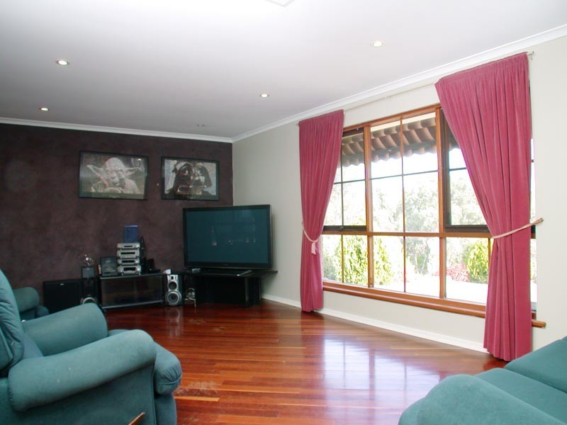 1 Weerab Drive, Hallett Cove SA 5158