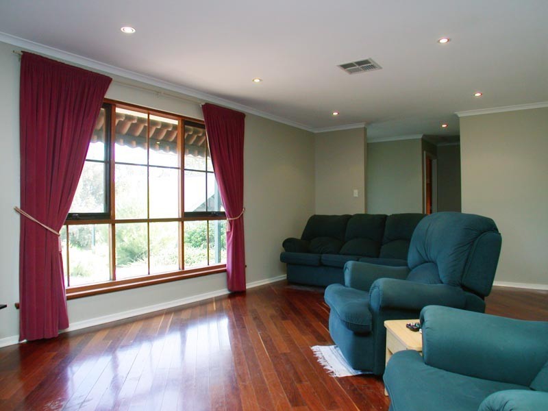 1 Weerab Drive, Hallett Cove SA 5158