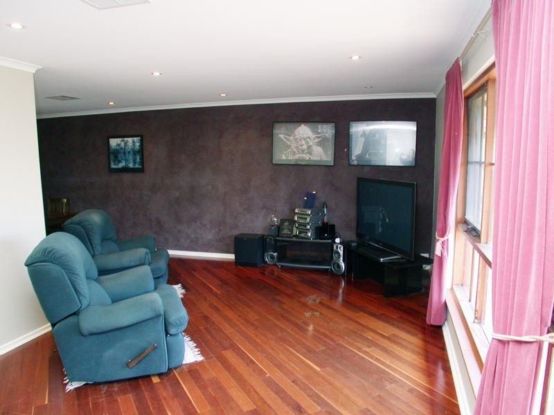 1 Weerab Drive, Hallett Cove SA 5158