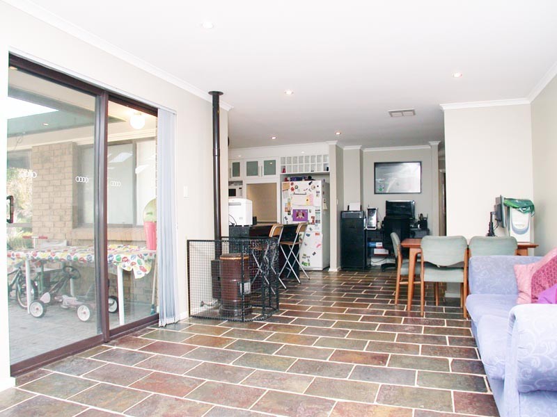 1 Weerab Drive, Hallett Cove SA 5158