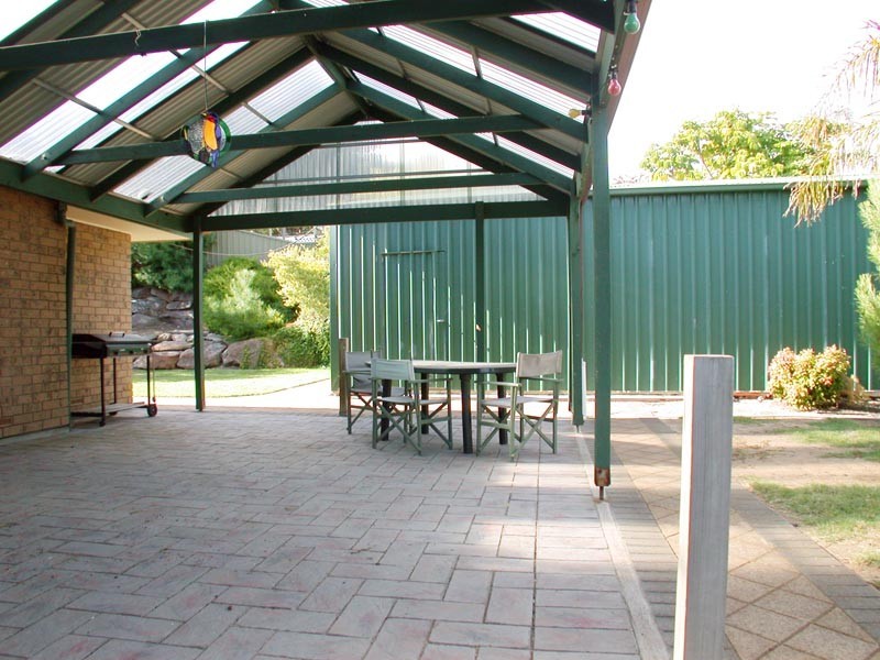 1 Weerab Drive, Hallett Cove SA 5158