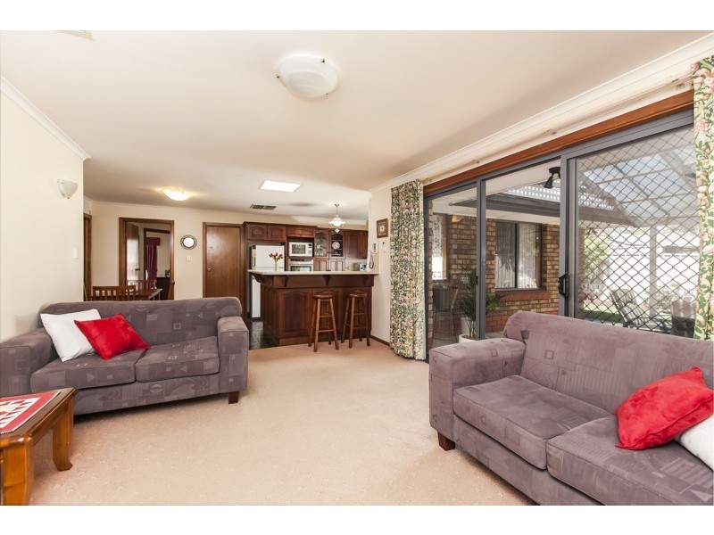 3 Lennon Drive, Woodcroft SA 5162