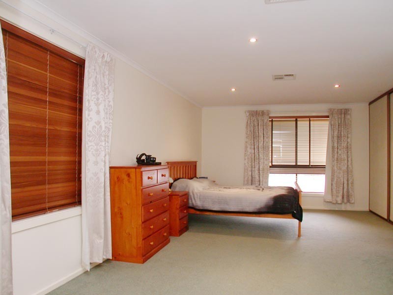 33 Southbound Avenue, Aberfoyle Park SA 5159