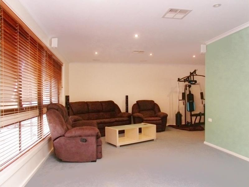 33 Southbound Avenue, Aberfoyle Park SA 5159