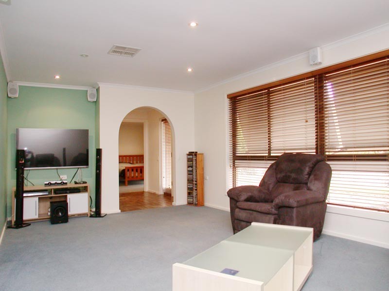 33 Southbound Avenue, Aberfoyle Park SA 5159