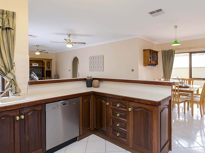 4 Horseshoe Drive, Woodcroft SA 5162