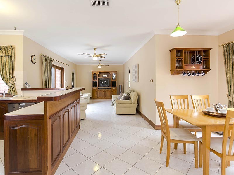 4 Horseshoe Drive, Woodcroft SA 5162