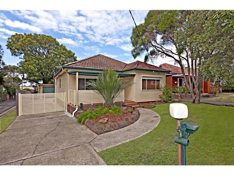 2 Hebe Street, Greenacre NSW 2190