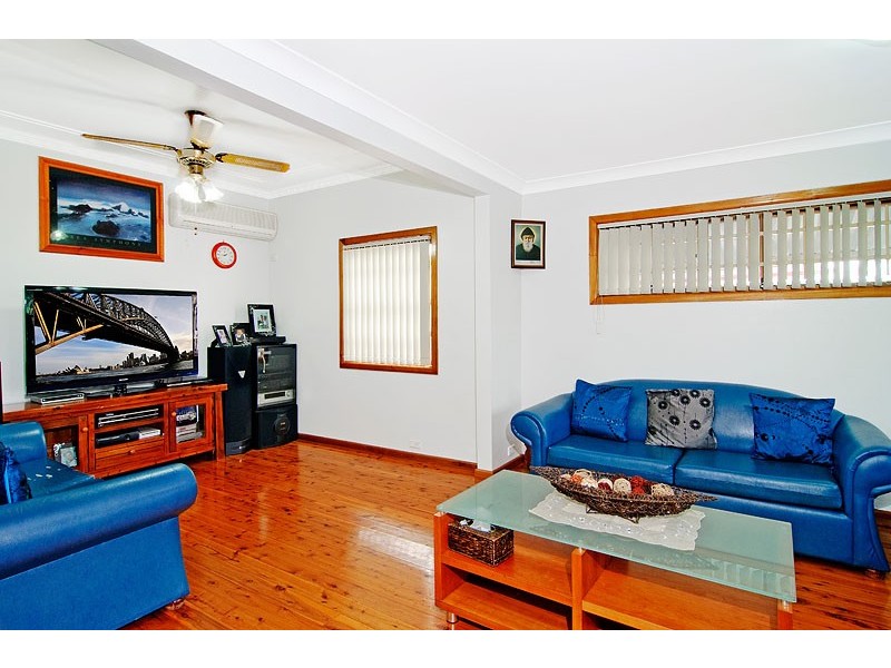 8 Sylvanus Street, Greenacre NSW 2190