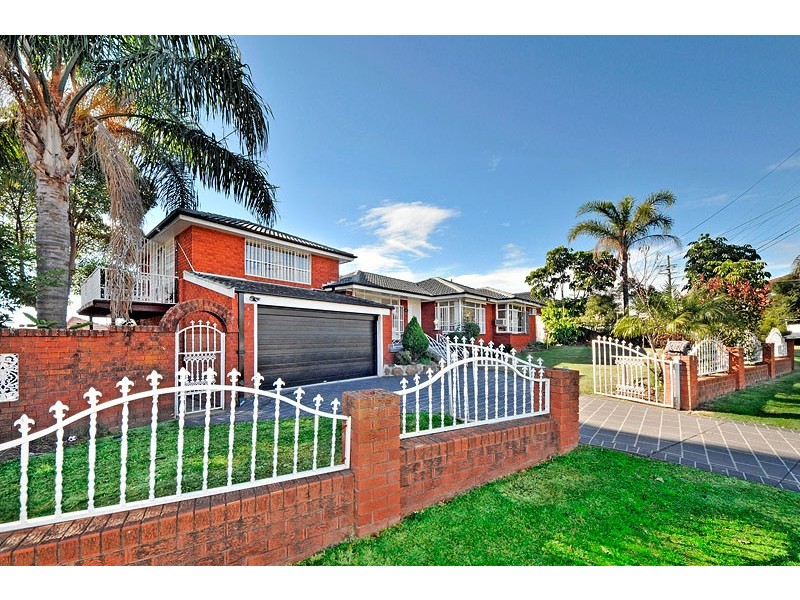 1 Kareela Crescent, Greenacre NSW 2190