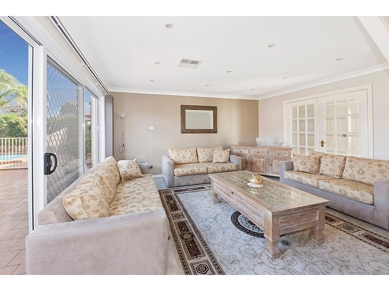 6 Orana Place, Greenacre NSW 2190