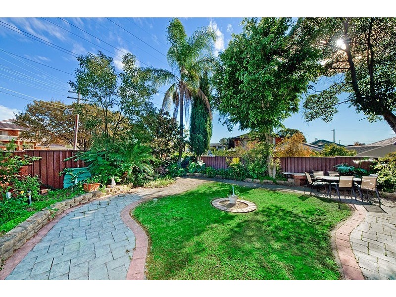 1 Kareela Crescent, Greenacre NSW 2190