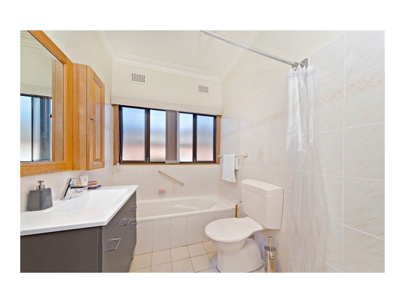 186 Juno Parade, Greenacre NSW 2190